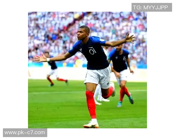 世界足球六号球员风云人物解析 揭秘他们在绿茵场上的传奇表现与贡献